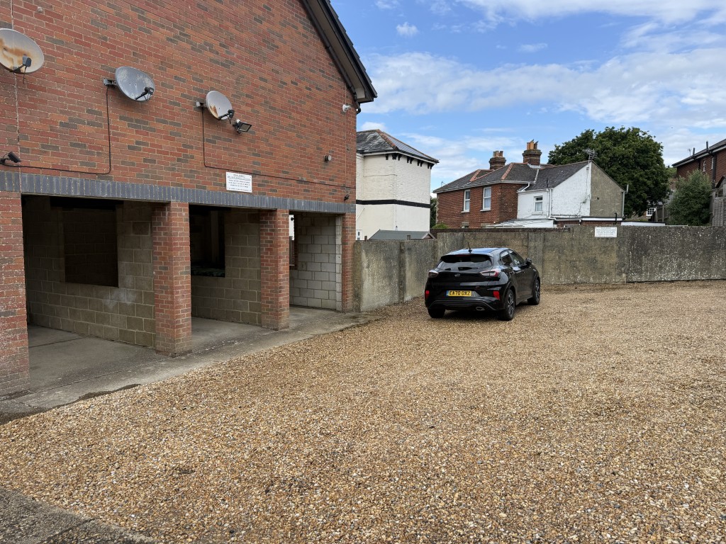 Lot: 55 - MODERN PURPOSE-BUILT FLAT WITH PARKING - The Car Park at the Rear